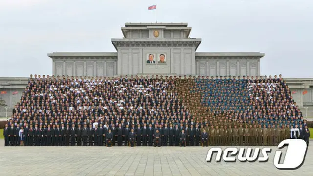 北朝鮮の金正恩（キム・ジョンウン）朝鮮労働党委員長が先月末に発射した潜水艦発射弾道ミサイル（SLBM）発射実験の関係者らと記念写真を撮影したと朝鮮中央通信が1日、報道した。