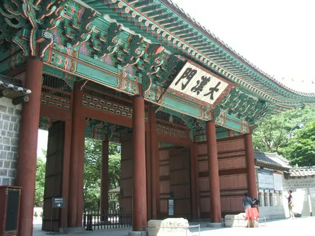 仁穆王后が幽閉されていたのは現在の徳寿宮で、写真は正門の大漢門（写真提供:ロコレ）