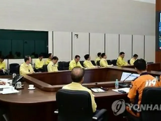 12日午後、テレビ会議を行う国民安全処の状況室(同処提供)=(聯合ニュース)