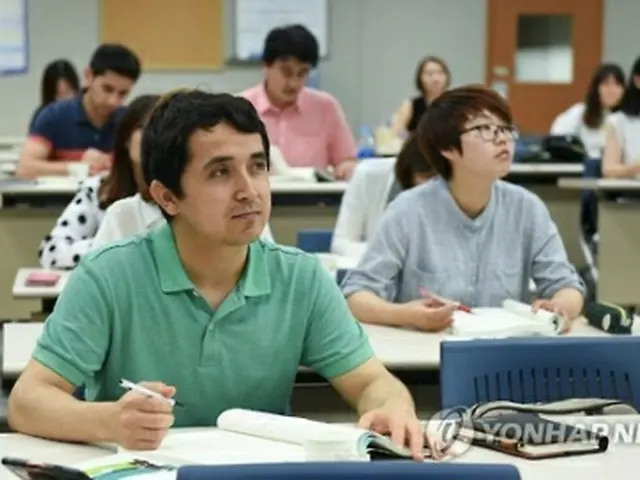 韓国で学ぶ外国人留学生（資料写真）＝（聯合ニュース）