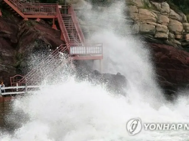 荒波が打ち寄せている釜山市内の海岸散策路＝１９日、釜山（聯合ニュース）