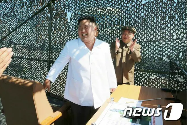 北朝鮮の労働新聞、金正恩が視察したロケットエンジン試験写真を公開（提供:news1）
