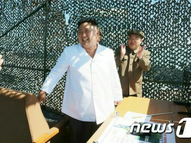 北朝鮮の労働新聞、金正恩が視察したロケットエンジン試験写真を公開（提供:news1）