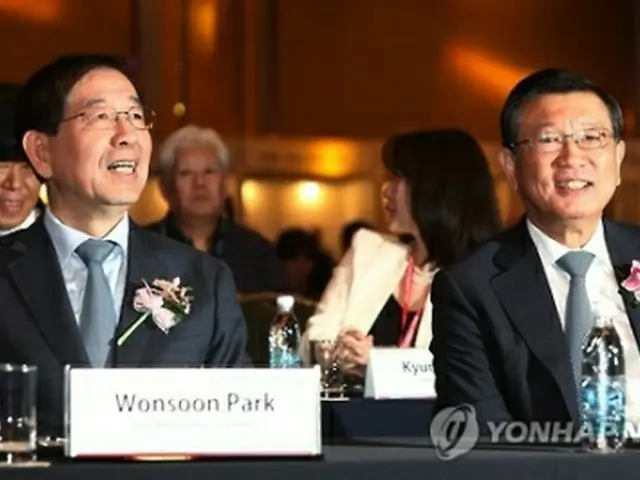 イベントに出席した朴市長（左）と朴委員長＝２０日、ソウル（聯合ニュース）
