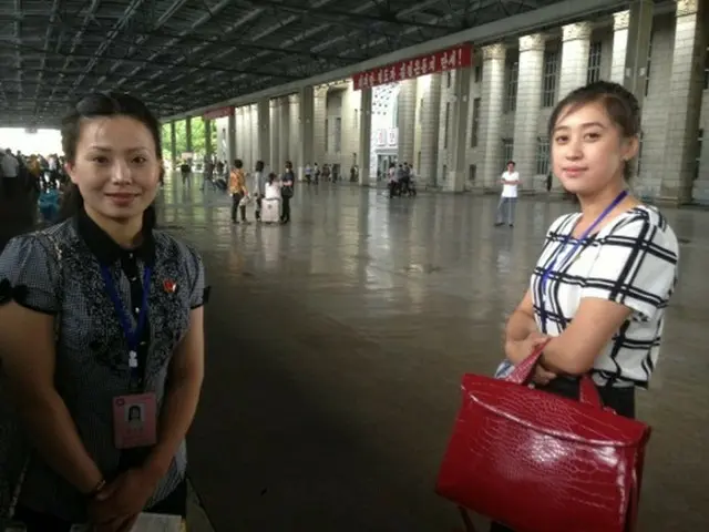 北朝鮮の金正恩(キム・ジョンウン)委員長夫人の李雪主(リ・ソルジュ)氏の影響で、北朝鮮住民の服装が変わってきたと、北朝鮮専門メディアのデイリーNKが報じた。(提供:news1)