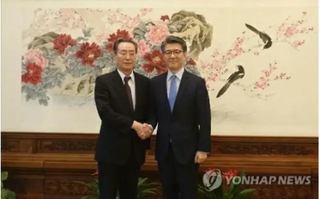韓国首席代表の金ホン均（キム・ホンギュン）外交部朝鮮半島平和交渉本部長（右）と中国首席代表の武大偉氏（資料写真）＝（聯合ニュース）