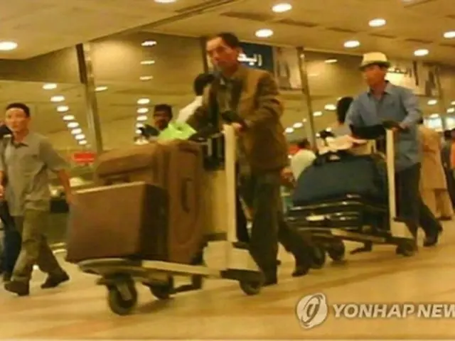 クウェートから帰国しようとする北朝鮮労働者＝（聯合ニュース）
