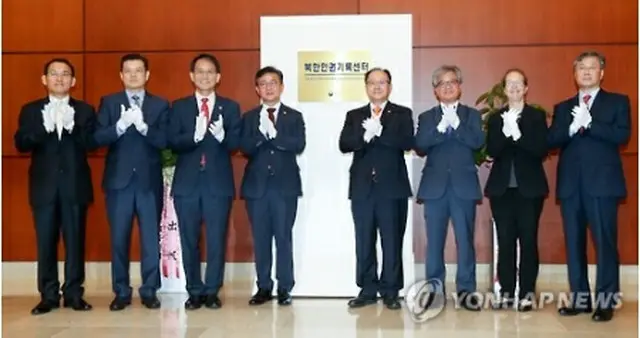 開所式に出席した統一部の洪容杓（ホン・ヨンピョ）長官（左から４番目）ら＝２８日、ソウル（聯合ニュース）