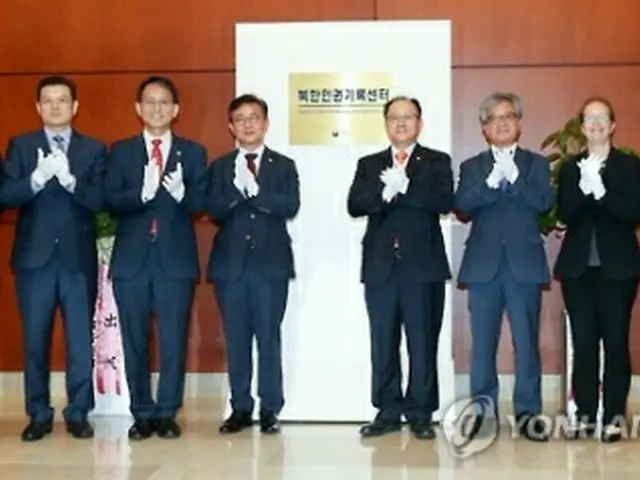 開所式に出席した統一部の洪容杓（ホン・ヨンピョ）長官（左から４番目）ら＝２８日、ソウル（聯合ニュース）