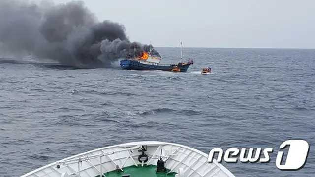 韓国側の排他的経済水域（EEZ）で違法操業をしていた中国漁船で火災が発生し、海上警察が緊急救助をおこなった。