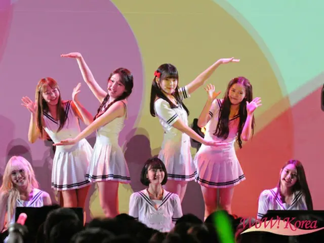 「OH MY GIRL」前列左からミミ、ビニ、ジホ　後列左からユア、スンヒ、アリン、ヒョジョン