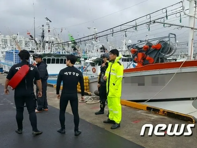 強い台風18号が韓国・済州（チェジュ）を通過していた5日午前7時4分頃、済州市健入洞（コニプトン）近隣漁港の漁船から男性Aさんが海に転落する事故が発生した。