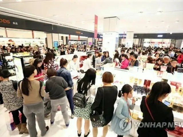 中国人客でにぎわう韓国の免税店内の化粧品売り場＝（聯合ニュース）