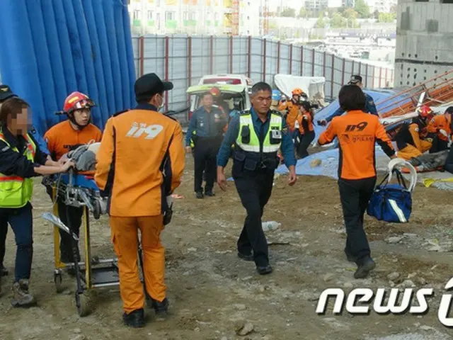 去る19日午後3時7分頃、韓国・光州市（クァンジュシ）、胎田洞（テジョンドン）のマンション建築工事現場10階で、作業中だった作業員3人が墜落した。