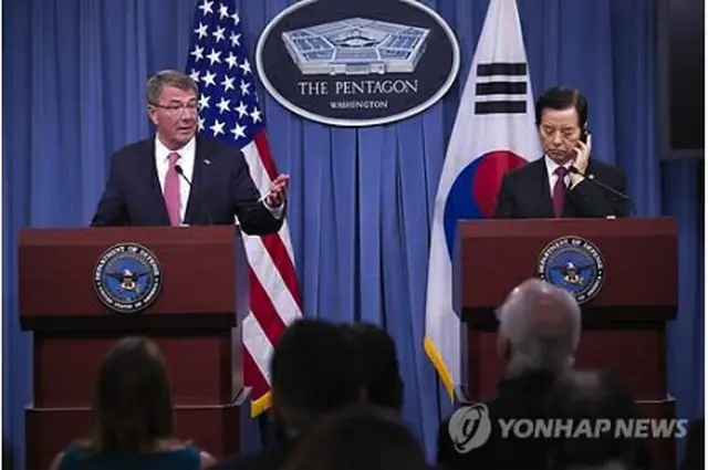 記者会見する韓民求国防部長官（右）とカーター国防長官＝２０日、ワシントン（聯合ニュース）