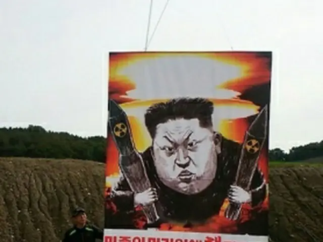 ビラ散布の様子（自由北韓運動連合提供）＝２１日、坡州（聯合ニュース）