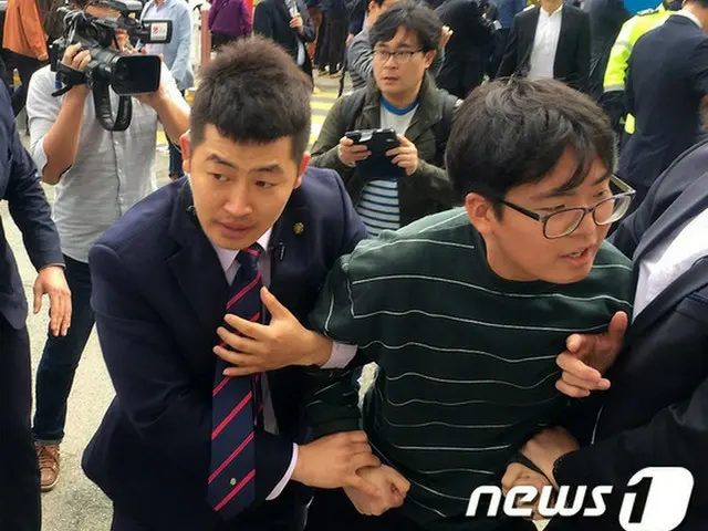 釜山（プサン）を訪問した韓国の朴槿恵（パク・クネ）大統領に向かって“辞退”を要求し、奇襲デモをおこなった大学生が警察に連行された。