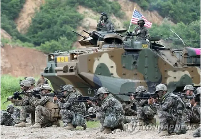 ＫＡＡＶから降りて訓練する韓米海兵隊員（資料写真）＝（聯合ニュース）