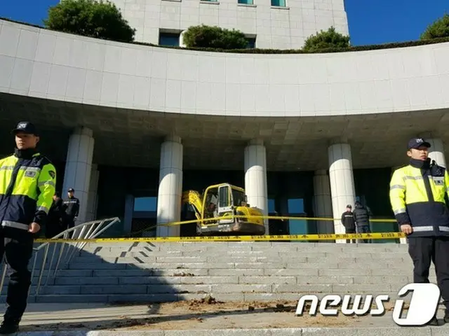 1日午前8時25分頃、ソウル・瑞草区（ソチョグ）大検察庁庁舎正門にフォークレーンが突進した。