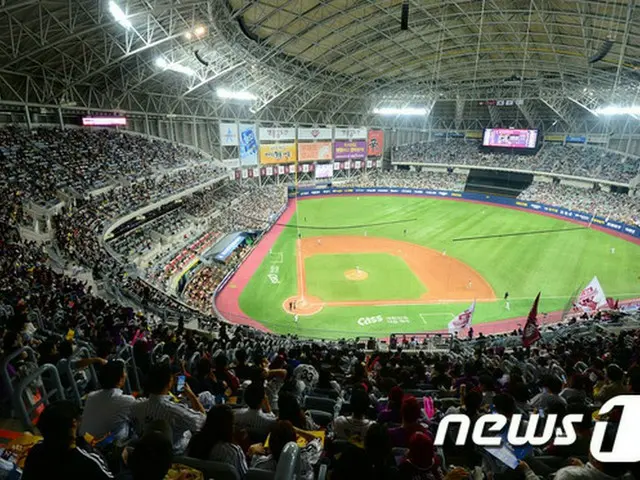 韓国初のドーム球場である高尺スカイドームがオープン1年で来場者100万人を突破した。（提供:news1）