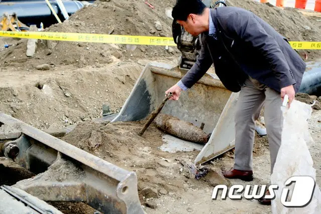 5日午前8時すぎ、慶尚北道（キョンサンプクト）安東（アンドン）市の道路工事現場で長さ55cmの155mm高爆弾と見られる爆弾1発が発見された。（提供:news1）