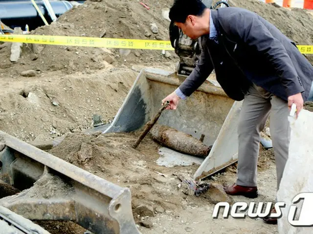5日午前8時すぎ、慶尚北道（キョンサンプクト）安東（アンドン）市の道路工事現場で長さ55cmの155mm高爆弾と見られる爆弾1発が発見された。（提供:news1）