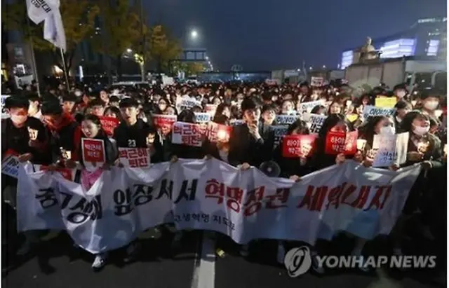 朴大統領の退陣を求めソウル中心部を行進する市民＝５日、ソウル（聯合ニュース）