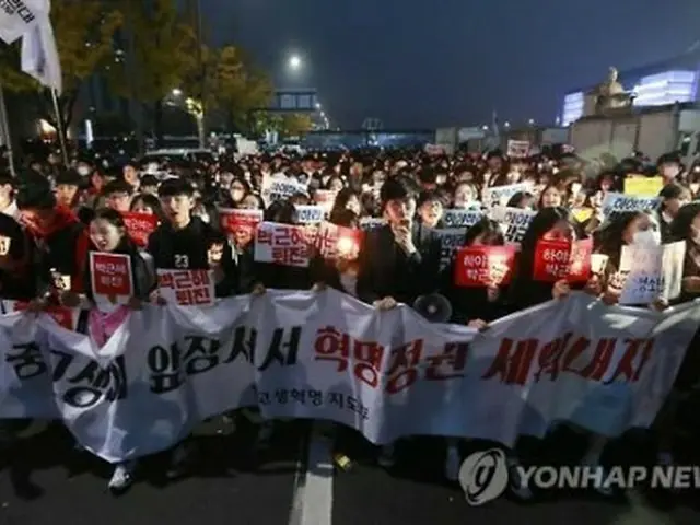 朴大統領の退陣を求めソウル中心部を行進する市民＝５日、ソウル（聯合ニュース）