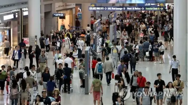 旅行客で混雑する仁川空港（資料写真）＝（聯合ニュース）
