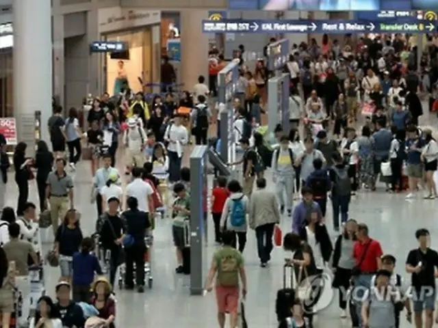 旅行客で混雑する仁川空港（資料写真）＝（聯合ニュース）