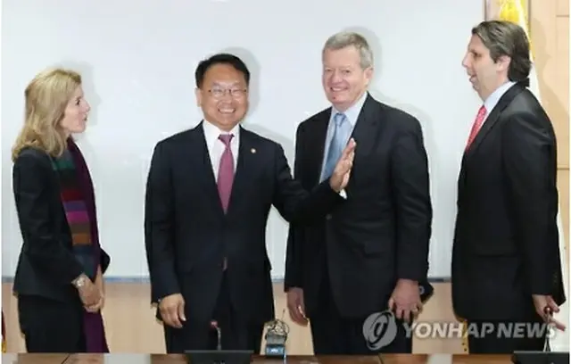 柳副首相（左から２人目）と韓国、中国、日本に駐在する米国大使＝８日、ソウル（聯合ニュース）