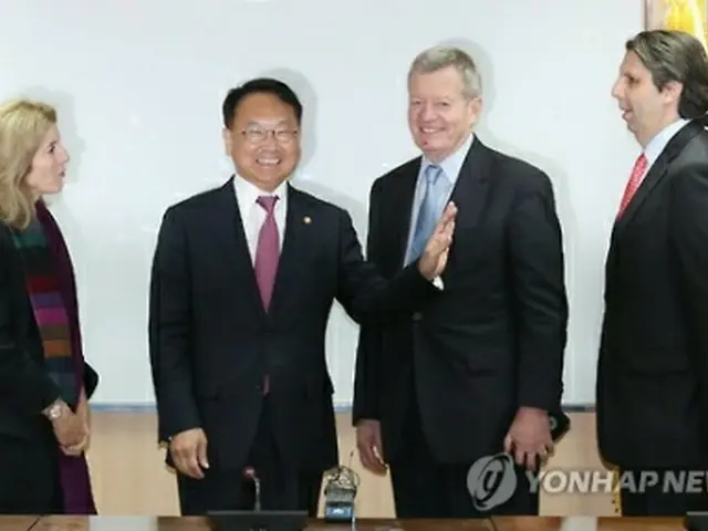 柳副首相（左から２人目）と韓国、中国、日本に駐在する米国大使＝８日、ソウル（聯合ニュース）