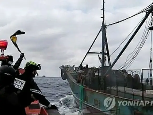違法操業中の中国漁船に対する取り締まりの模様＝（聯合ニュース）