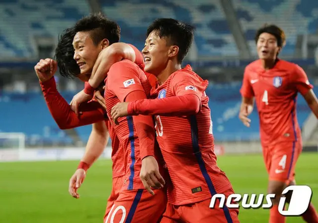 ＜サッカー＞“イ・スンウのPK決勝ゴール”韓国U-19代表チーム、イランに3-1勝利（提供:news1）