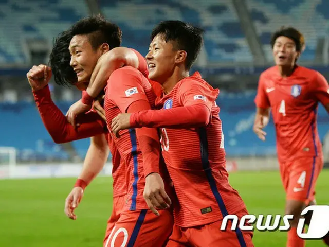 ＜サッカー＞“イ・スンウのPK決勝ゴール”韓国U-19代表チーム、イランに3-1勝利（提供:news1）