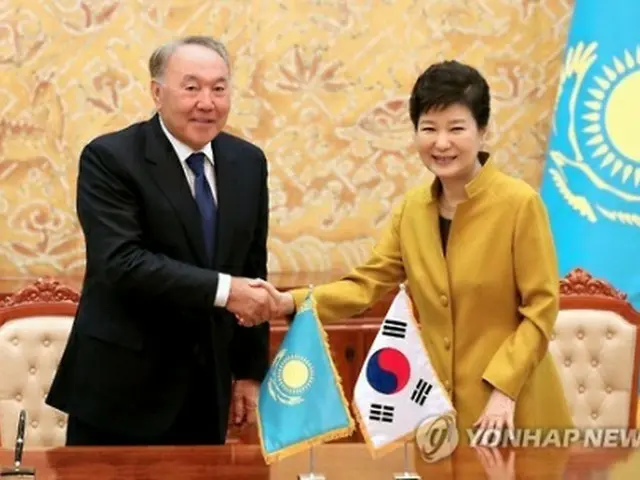 ＭＯＵ署名式で握手する朴大統領（右）とナザルバエフ大統領＝１０日、ソウル（聯合ニュース）