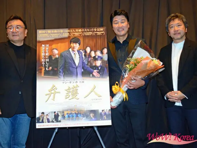 左から映画プロデューサーのチェ・ジェウォン氏、俳優ソン・ガンホ、是枝裕和監督