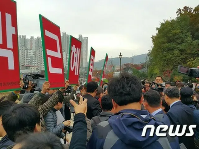 朴槿恵大統領の支持者と退陣要求のデモ参加者が衝突=韓国(提供:news1)