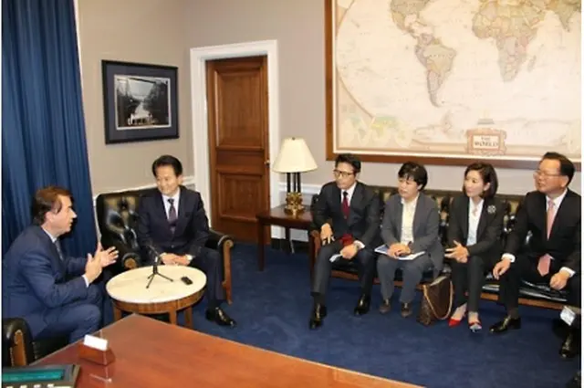 ボルトン氏（左端）と会談する韓国議員外交団＝１６日、ワシントン（聯合ニュース）
