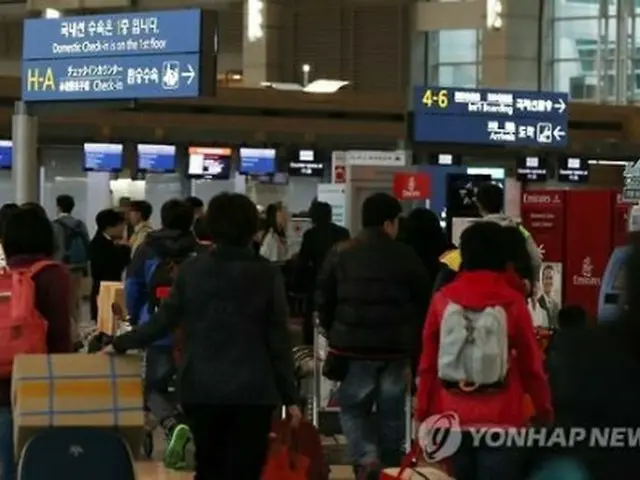仁川国際空港から出国する人たち。７～９月期は韓国人の出国数も増加した（資料写真）＝（聯合ニュース）
