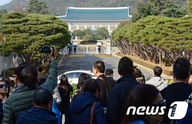 韓国大統領府は来る19日にソウル・光化門（カンファムン）一帯で予定されている第4次ろうそく集会に関連し、「鋭意注視して見守る」と明かした。