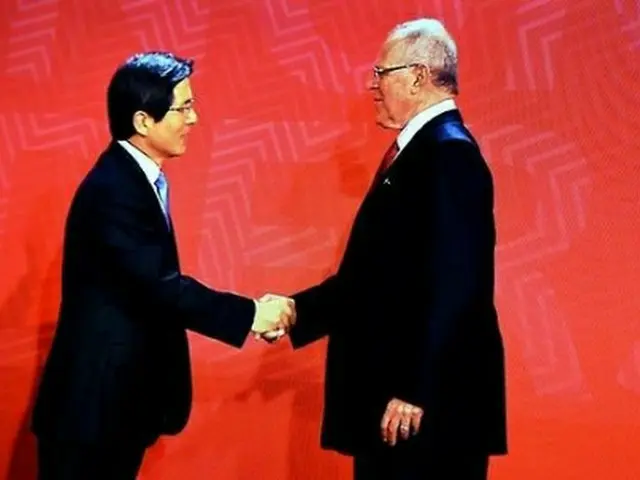 ペルーを訪れた黄首相（左）。同国のクチンスキ大統領と（国務総理室提供）＝（聯合ニュース）