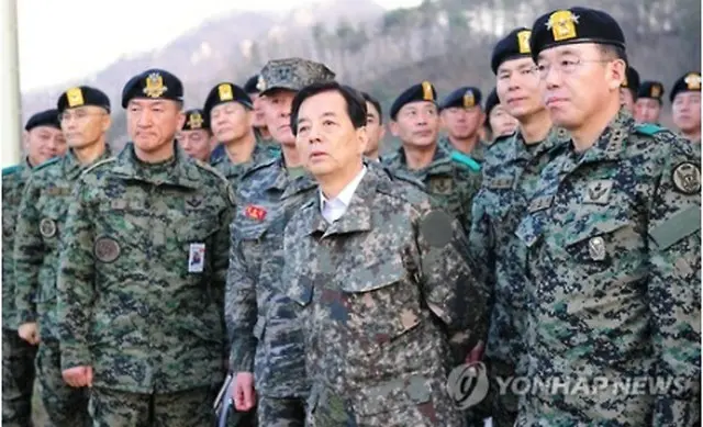 軍部隊を視察する韓長官（手前右から２人目、資料写真）＝（聯合ニュース）