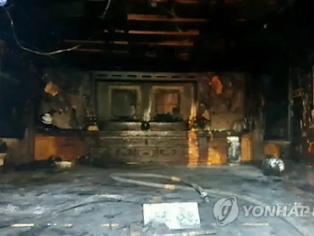 全焼した朴元大統領の生家にある追悼館＝１日、亀尾（聯合ニュース）