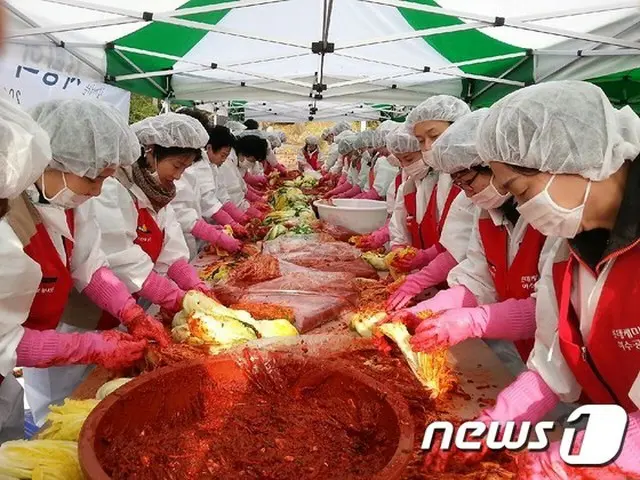 韓国・ロッテケミカル奉仕団麗水（ヨス）工場は去る1日、「愛のキムジャン（キムチづくり）分かち合い」奉仕活動を実施した。2日に同工場が明らかにした。