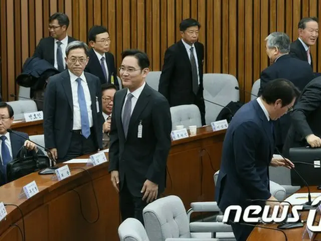韓国で28年ぶりにおこなわれた大企業の会長らを相手にした大規模聴聞会が開始から13時間後に終了した。会長らは国民に「申し訳ない」との言葉を改めて残した。