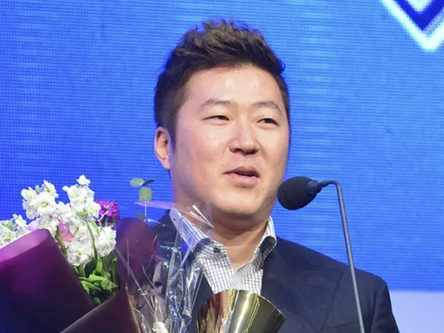 韓国プロ野球史上初めて、自由契約選手（FA）100億ウォン（約10億円）時代を築いたチェ・ヒョンウ（32、KIA）が「2016チョア製薬プロ野球大賞」授賞式で大賞の栄光を手にした。