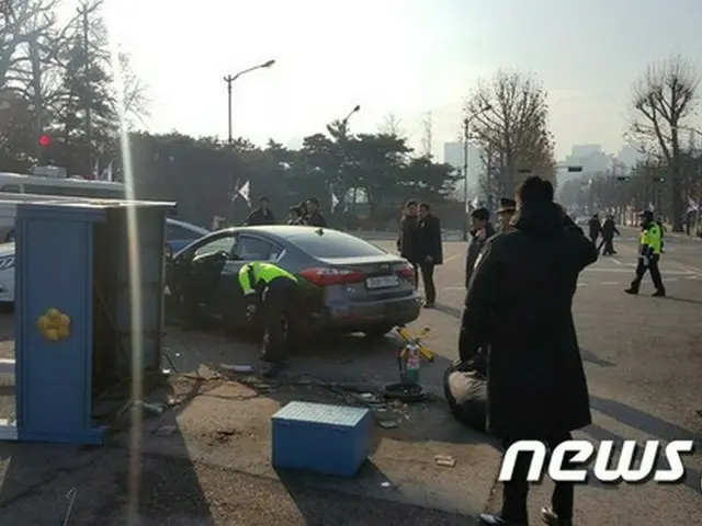 韓国大統領府前の警備所に乗用車が突進…警察官1人が負傷