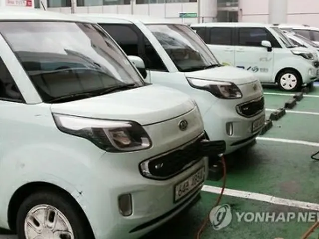 充電中の公用車(資料写真)=(聯合ニュース)