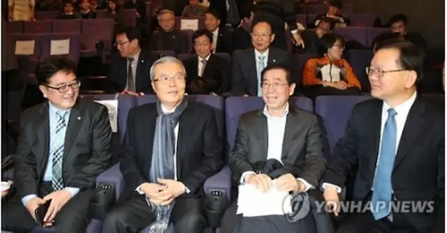 映画館を訪れた禹議員（左端）や朴市長（右から２人目）ら＝１４日、ソウル（聯合ニュース）